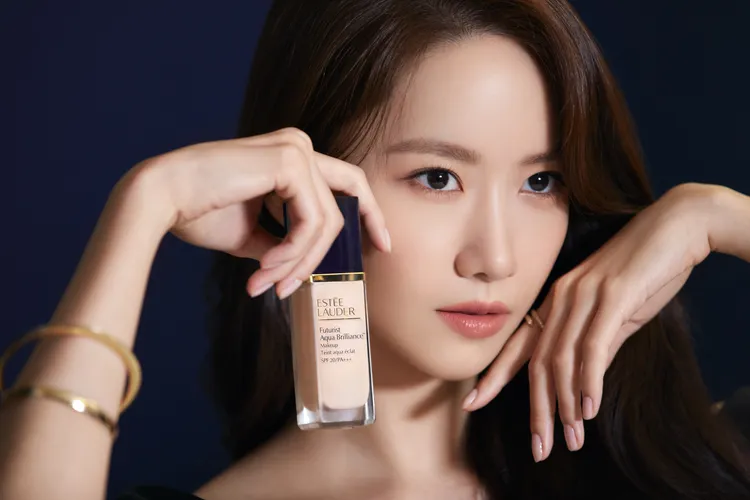 潤娥為雅詩蘭黛的亞太區代言人，靠品牌底妝打造澎皮少女肌。品牌提供