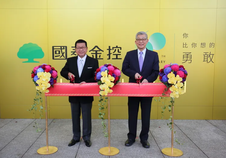 國泰金控董事長蔡宏圖(右)及國泰世華銀行創辦人蔡鎮宇(左)出席60週年特展開幕剪綵(國泰金控提供)