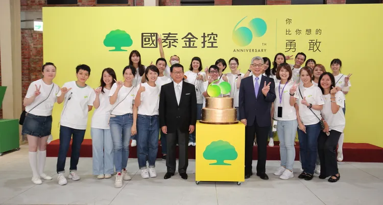 國泰金控60週年特展於華山文創園區盛大開展，國泰金控董事長蔡宏圖及國泰世華銀行創辦人蔡鎮宇與同仁合影。蔡宏圖也開心比YA!(國泰金控提供)