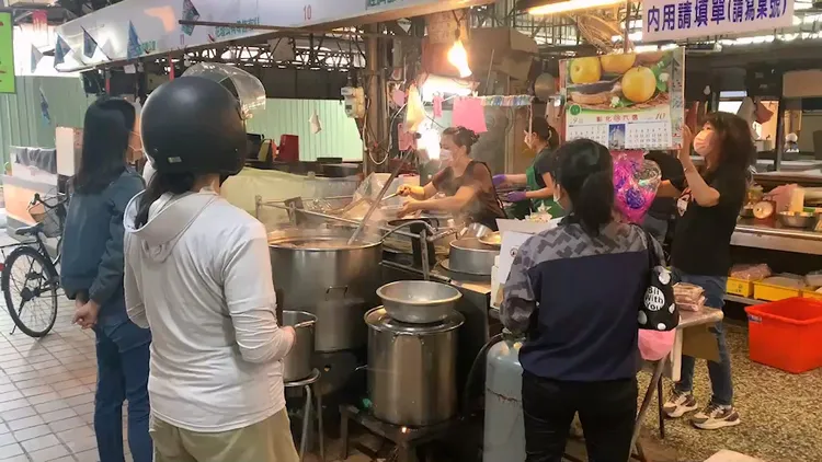 民眾一早來買羊肉湯。孫英哲攝
