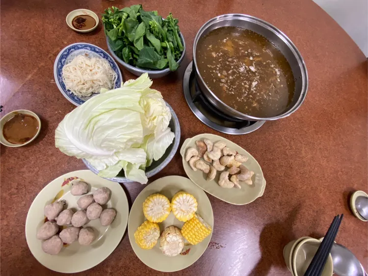 彰化員林華成薑母鴨湯頭清甜，配菜選擇豐富。孫英哲攝