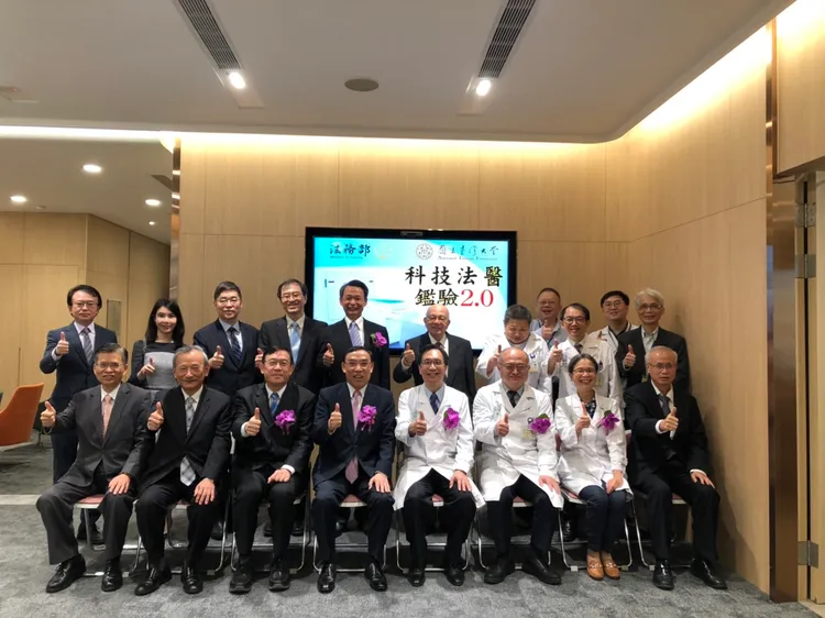 法務部法醫研究與台大法醫學研究今天共同簽署協議書，多位貴賓均到場見證觀禮。法務部法醫研究所提供