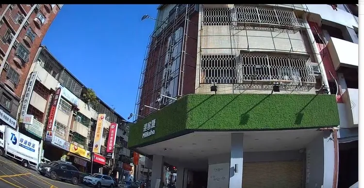 案發原因是自小客車於路口轉彎未打方向燈。讀者提供