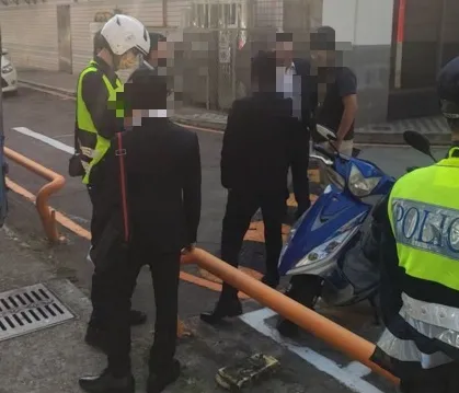 沒打方向燈害撞車!台中騎士安全帽怒K引擎蓋 5人打到快打出動