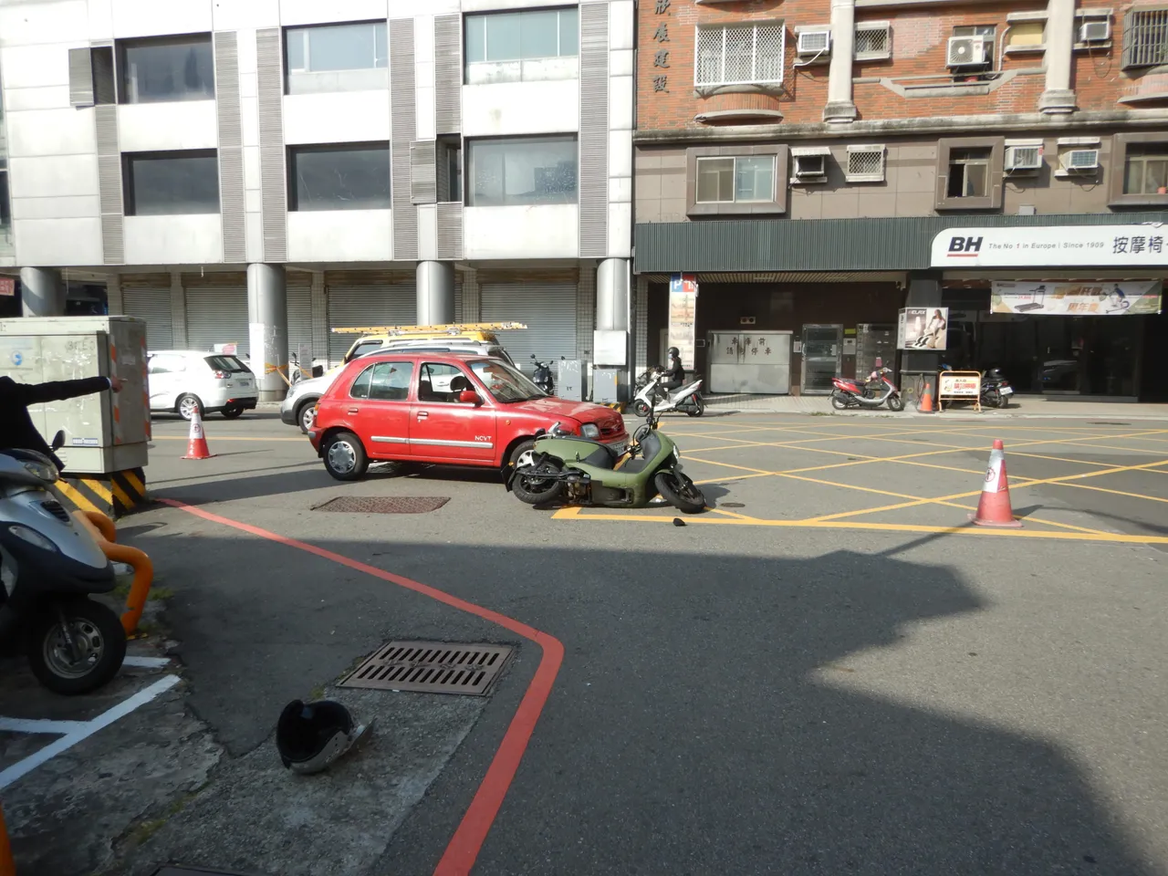 自小客車與機車相撞。讀者提供