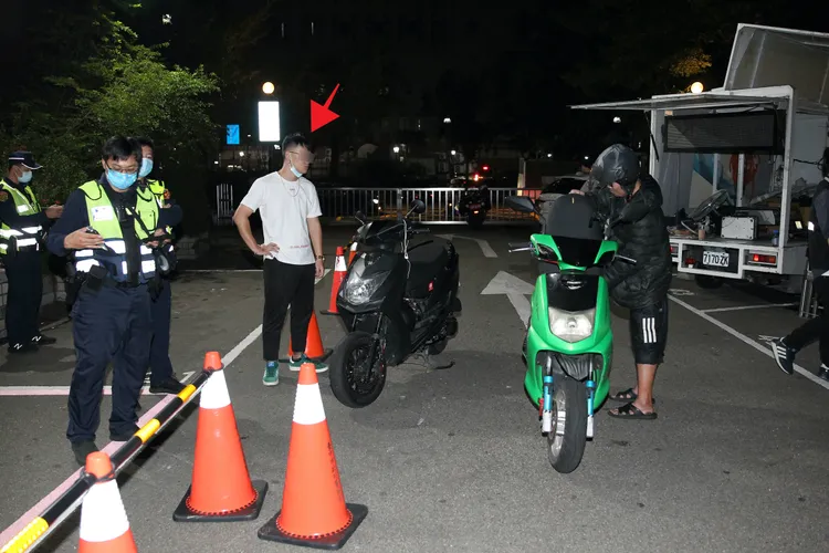 蘇男(17歲、箭頭處)被查出無照駕駛，連收3張罰單。張喆喜攝