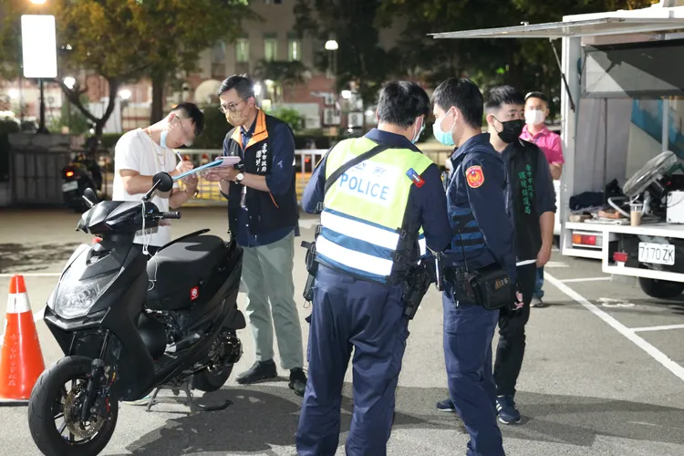 蘇男當場簽收3張罰單，最後怒轉油門離開。張喆喜攝