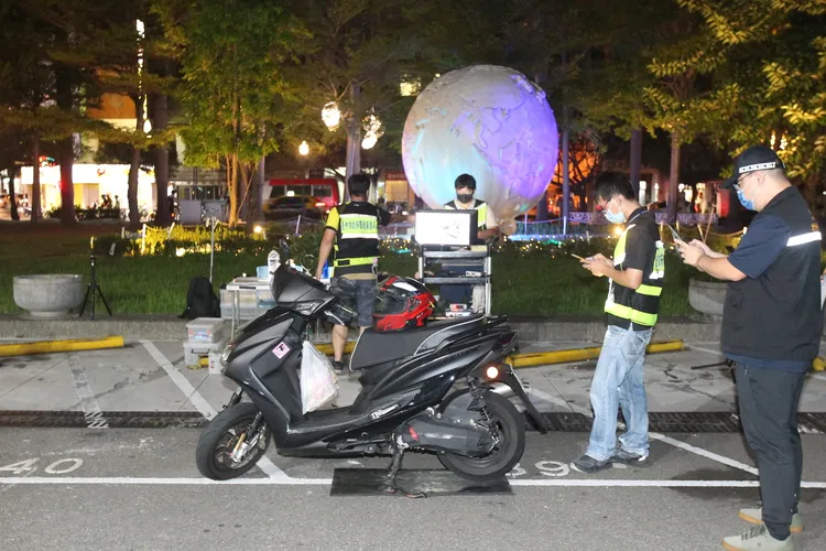 環保局檢測員會幫警方把關騎士有無駕照，若被查獲無照當場開單。張喆喜攝