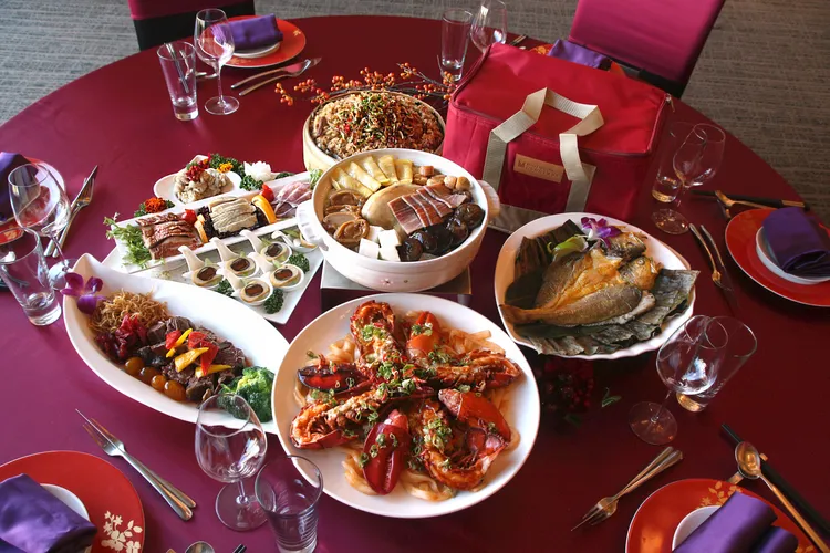 日月千禧酒店比照往常也推外帶年菜，4~6人份的福兔迎祥組合售價8888元，菜色包含干邑紅麴無骨牛、潮汕鮑貝奶湯雞鍋、蘇州荷香黃魚等。業者提供