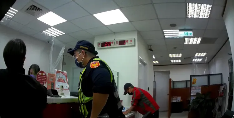 警方獲報至銀行勸說服人。警方提供