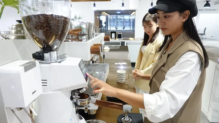 唯品風尚有專職的咖啡師，每天調配數百杯飲品讓員工無限暢飲。莊宗達攝