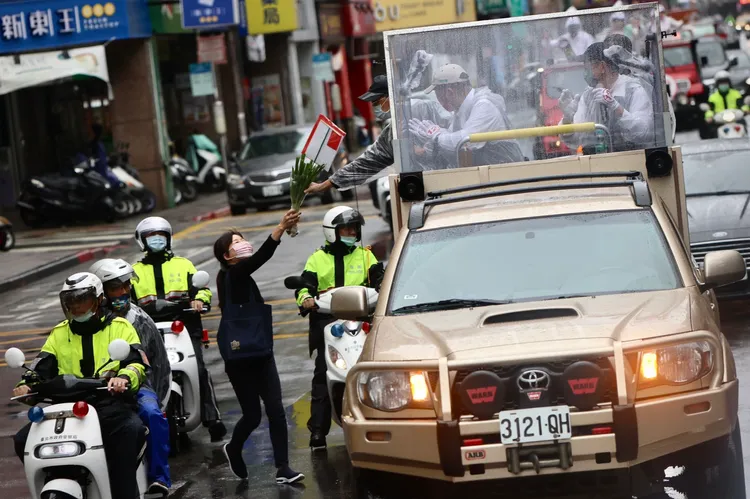 車隊掃街過程有民眾送禮物給陳時中。林林攝