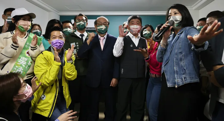 柯建銘（中）痛批蔣萬安不道德。林林攝