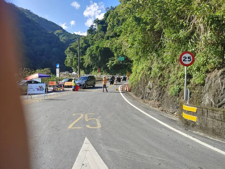 北橫公路受颱風影響坍方，經公路總局搶修，今午恢復通行。翻攝畫面