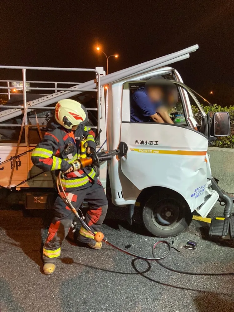 警消設法以破壞器材幫助受困傷者脫困。民眾提供