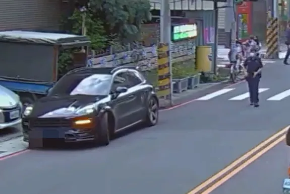 無照的王男將保時捷休旅車違規停在紅線上。翻攝畫面