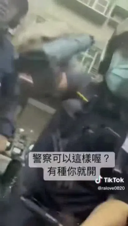 警方盤查部分片段在網路流出。翻攝臉書社團《黑色豪門企業》