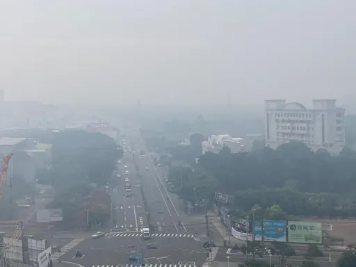 高雄岡山「煙霧瀰漫」! 居民一出門狂咳嗽「塑膠味超重」