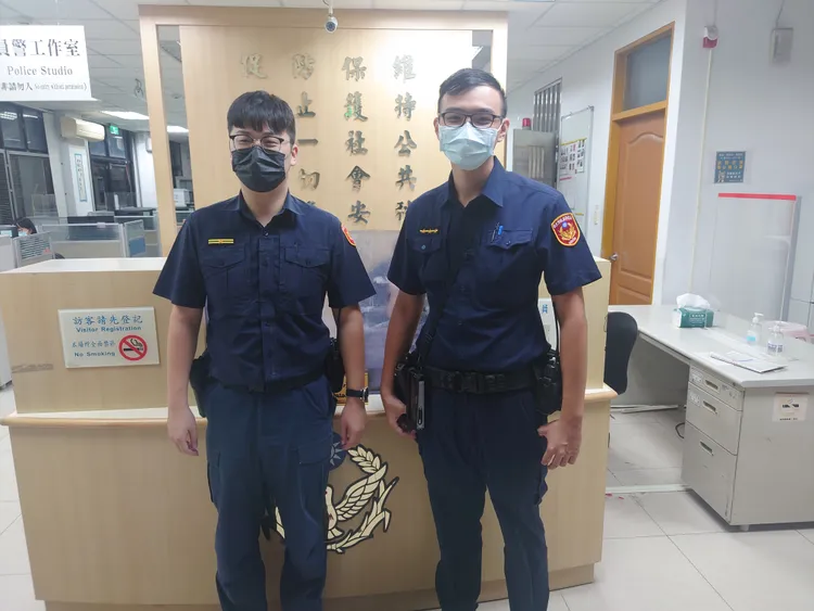 江陵派出所副所長柳毓平、鄭翔友2人接獲報案，前往銀行跟丁男解釋為詐騙手法，成功攔阻民眾遭騙。警方提供