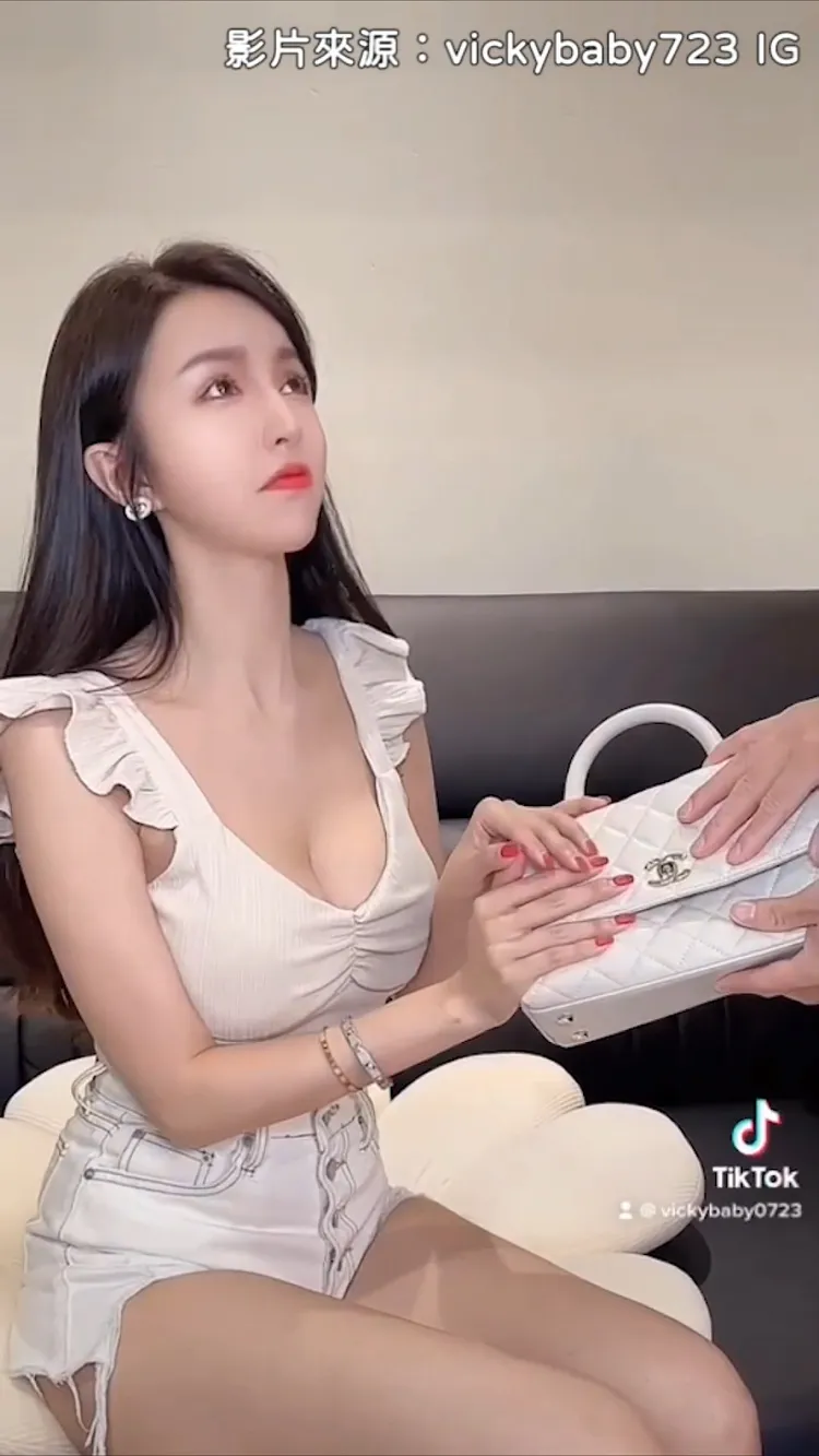 那就是.....也大力關她的包包。本影片截圖經IG@vickybaby723　授權刊登