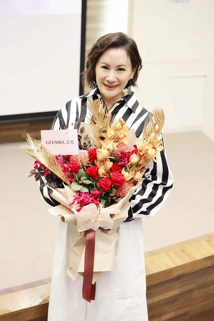 陳亞蘭收到鮮花祝賀。欣湉國際提供