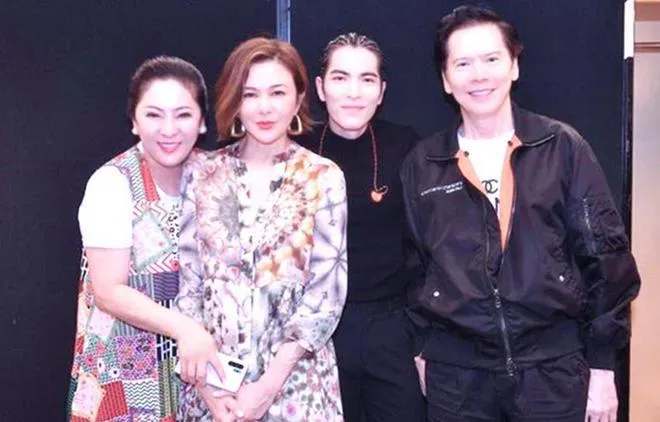 向太（左一）和關之琳（左二）多年來還是會聚會。翻攝自微博扒圈醬紫 