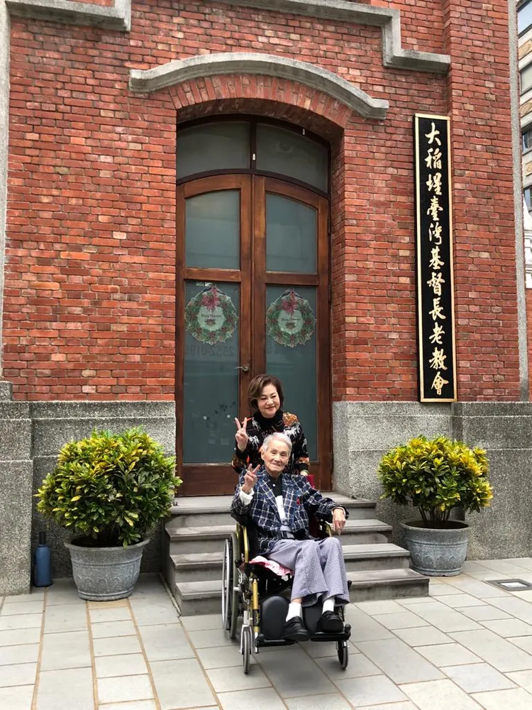 文夏（前）2020年11月5日最後1次拍攝紀錄片。文姬提供