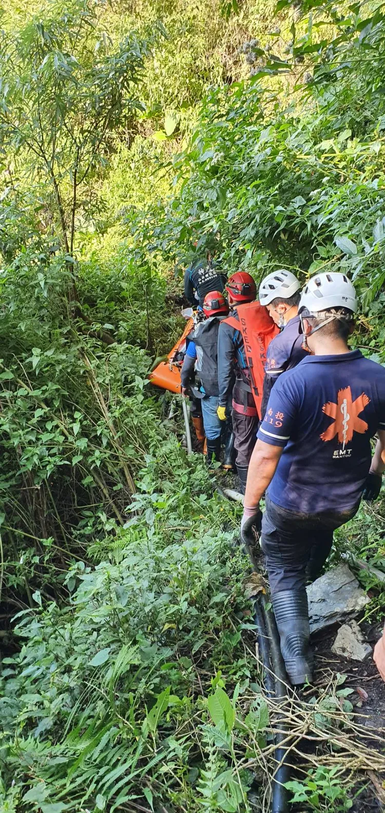 意外發生地點地形險惡，通行相當困難。仁愛消防分隊提供