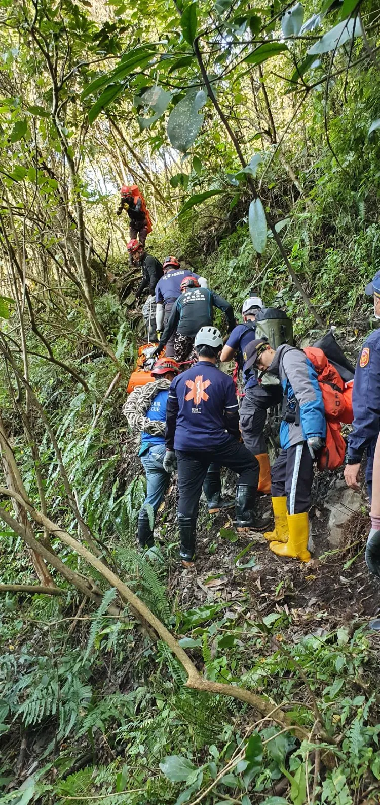 搜救人員趕往現場救援。仁愛消防分隊提供