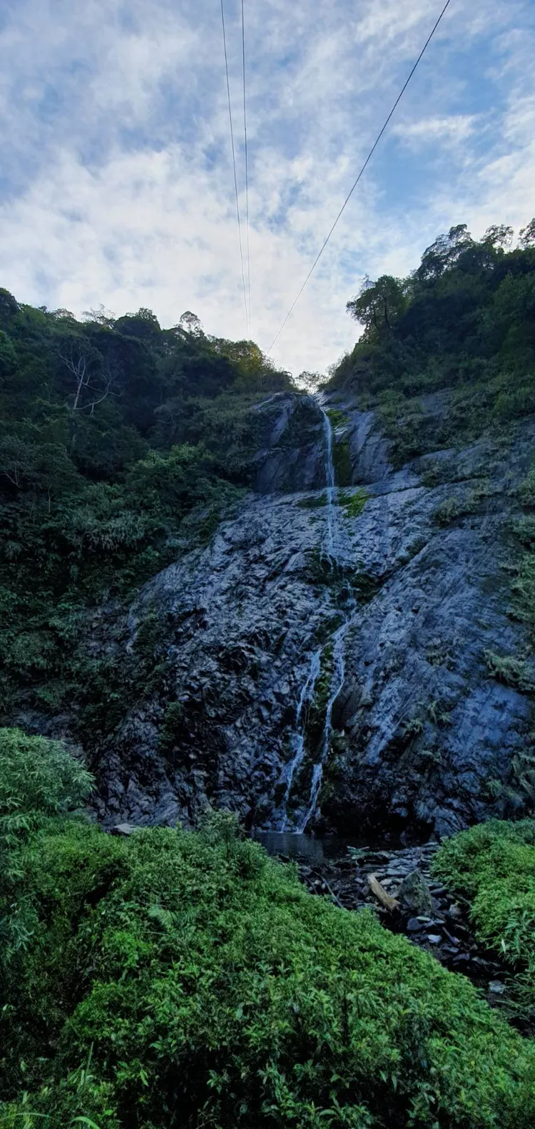 南投縣仁愛鄉太魯灣溪今天發生民眾「溪降」摔死的意外。仁愛消防分隊提供