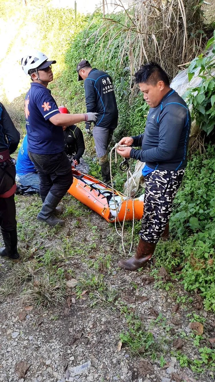 搜救人員搬運遺體。仁愛消防分隊提供