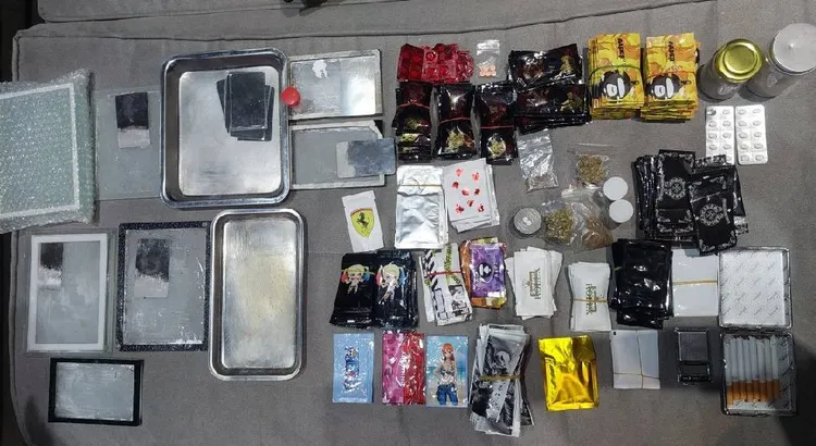 警方查扣槍砲、毒品咖啡包等物。翻攝畫面