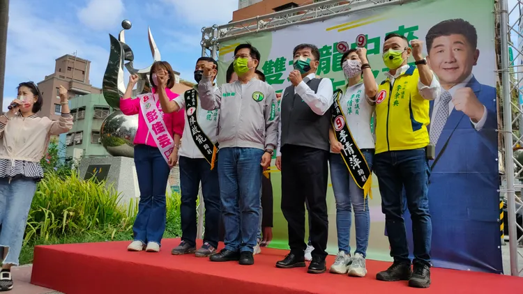 掃街車隊出發前喊口號。莊淇鈞攝