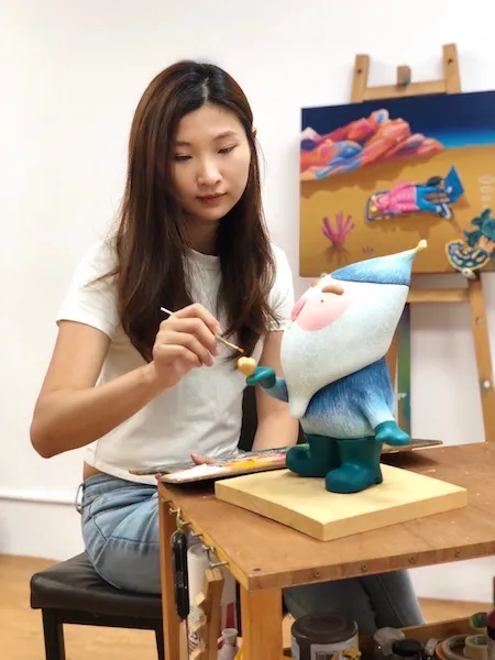 藝術家許晉瑜將記憶中芬蘭當地清新、涼爽的氣息化為作品，描繪出來自芬蘭的聖誕老人。Yii創翼文化