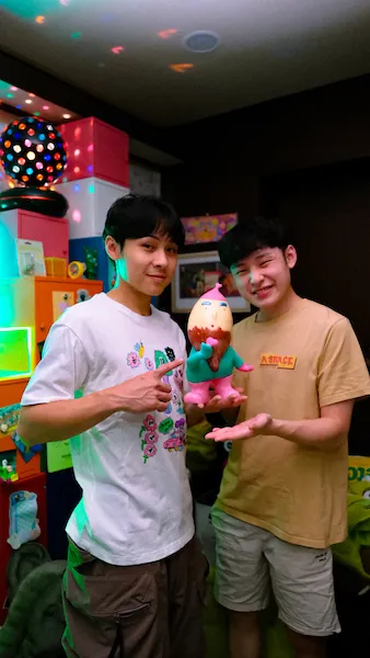 由顏氏兄弟檔創作的「Flower老公公」，描繪一個來自遙遠森林的老公公，化身為花精靈，帶來生機和希望，能讓孩子的夢想成真，也能化解各式各樣的挑戰，創造出理想的花花世界。Yii創翼文化