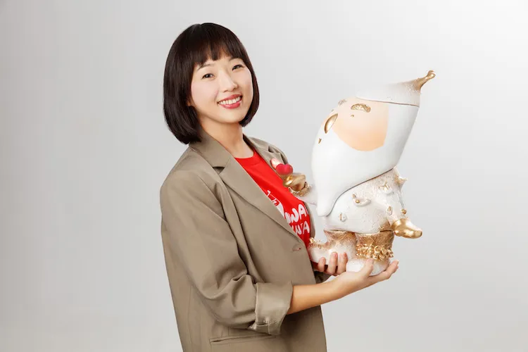 藝術家孫蕙琪Cathy Sun，同時也是Taiwan Santa的創辦人，她用壓克力、陶土和油漆，描繪一位從雪國移民到台灣的聖誕老人。Yii創翼文化