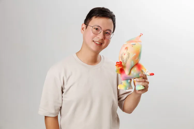 藝術家莊道明以噴塗的方式，細緻漸層的彩色Taiwan Santa，帶著紅色的愛心，如同天使一般降臨。Yii創翼文化