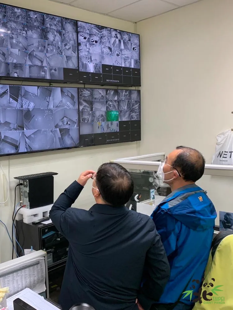 兩位大陸專家晚間抵達動物園，立刻透過監視器觀察團團狀況。動物園提供