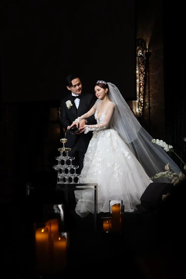 新郎新娘攜手倒香檳。真心人電影提供