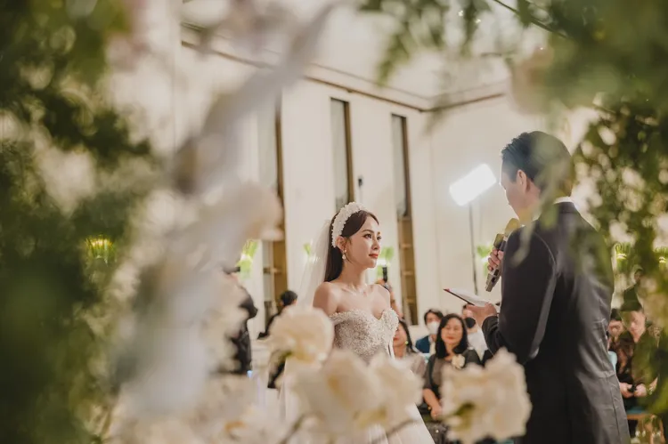 杜姸（左）聽著老公動人誓詞。真心人電影提供