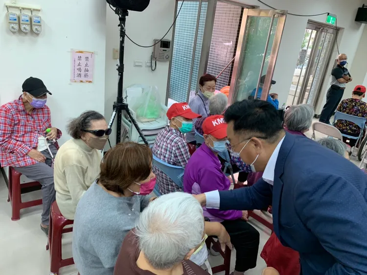 林耕仁拜票。林耕仁競辦提供