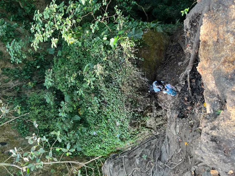 受困的女子在山崖等待救援。讀者提供