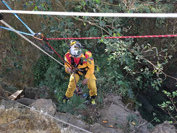 警消到場後架設繩索，以垂降方式下至定點救人。讀者提供