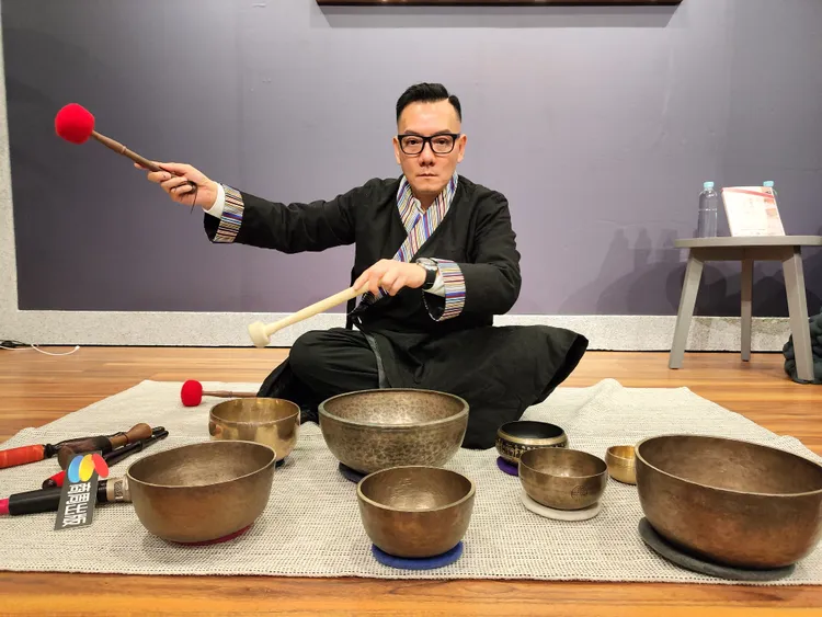 田定豐以頌缽為粉絲「聲波療癒」。唱戲世界娛樂提供