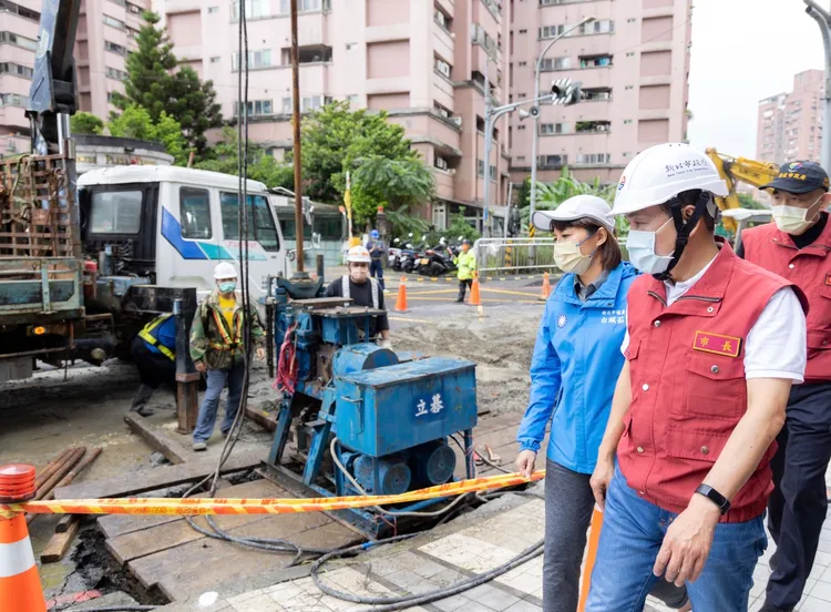 侯友宜也說，他不斷以「簡政便民、行動治理」走入基層，推行心目中的新三民主義便民、利民、愛民，並跟全市1032位里長攜手合作。翻攝自侯友宜臉書