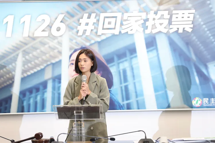 里唯說這次選舉如一場革命，一場車票就有機會推翻糟的政權和糟糕的人。民進黨提供