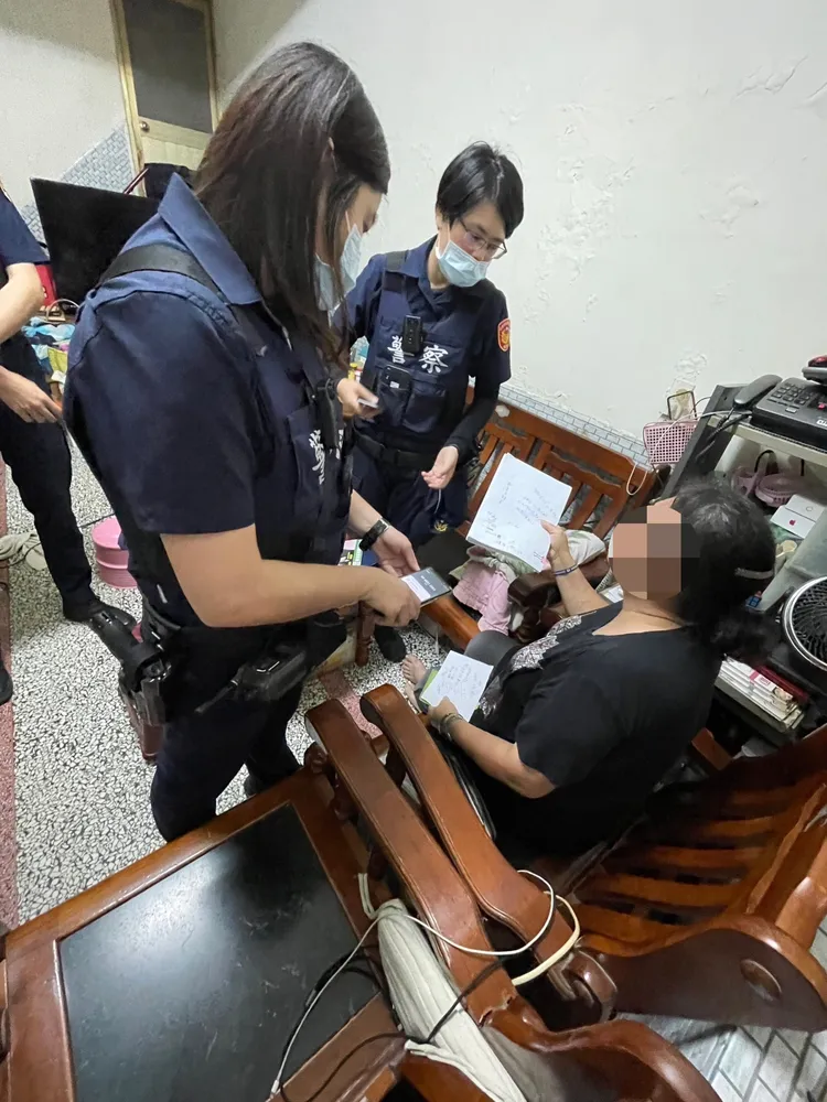 許婦向警方說明遭詐經過。警方提供