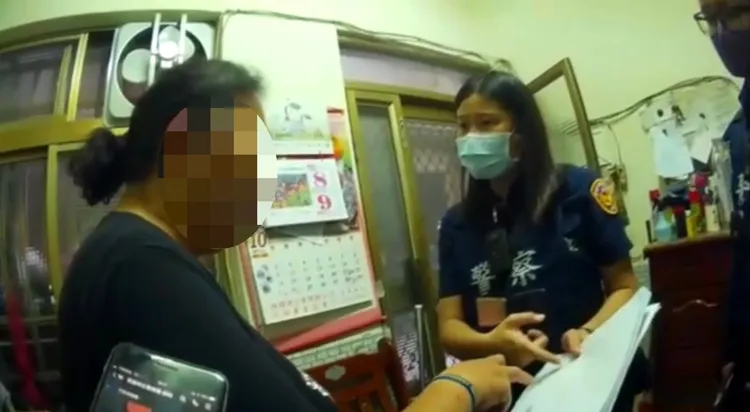 警方向婦人說明詐騙集團慣用的手法。警方提供