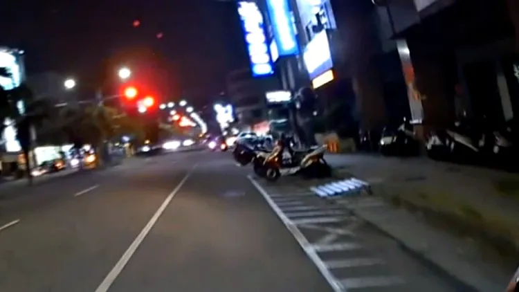 黃男紅燈右轉，警方上前攔查。讀者提供