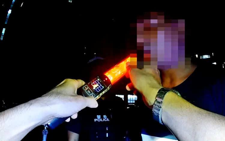 警方以酒精感知器檢測黃男竟有酒精反應。讀者提供